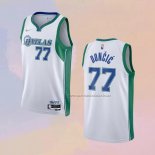 Camiseta Dallas Mavericks Luka Doncic NO 77 Ciudad 2021-22 Blanco